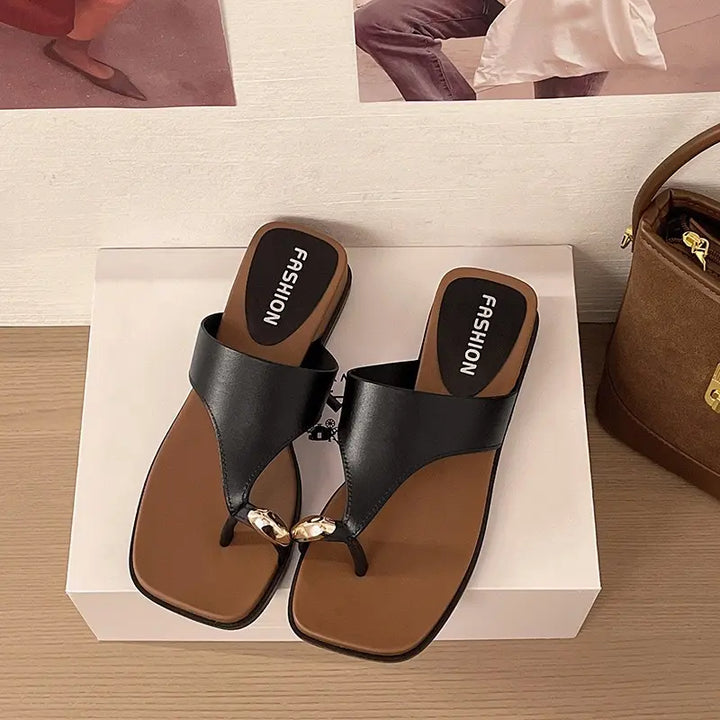 A pair of women&