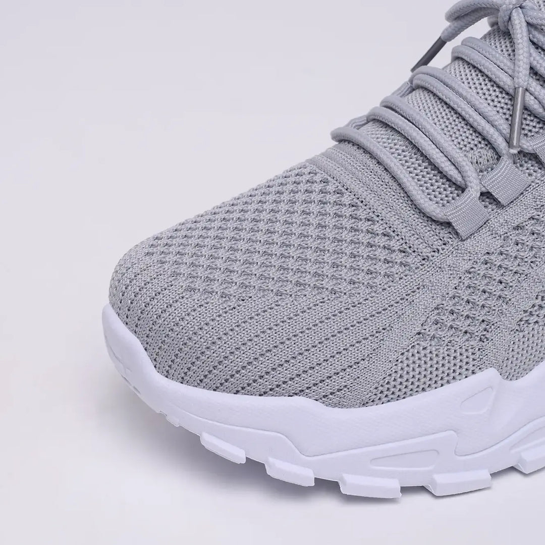 Close-up view of a grey knit ankle boot, highlighting the textured upper material and the white chunky platform sole. The image includes Chinese text overlays.