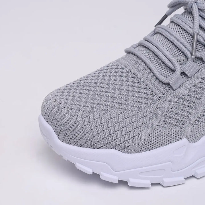 Close-up view of a grey knit ankle boot, highlighting the textured upper material and the white chunky platform sole. The image includes Chinese text overlays.