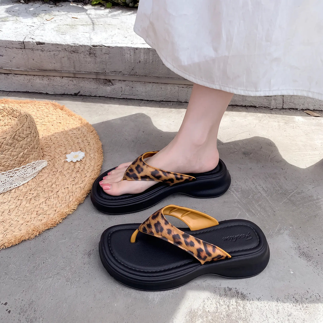 A pair of women&