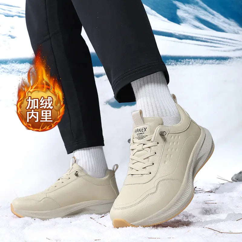 Light beige wide-fit trainers with a white sole and traction outsole, worn in a snowy outdoor environment with a Chinese text overlay indicating fleece lining.