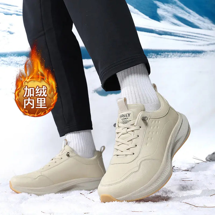 Light beige wide-fit trainers with a white sole and traction outsole, worn in a snowy outdoor environment with a Chinese text overlay indicating fleece lining.