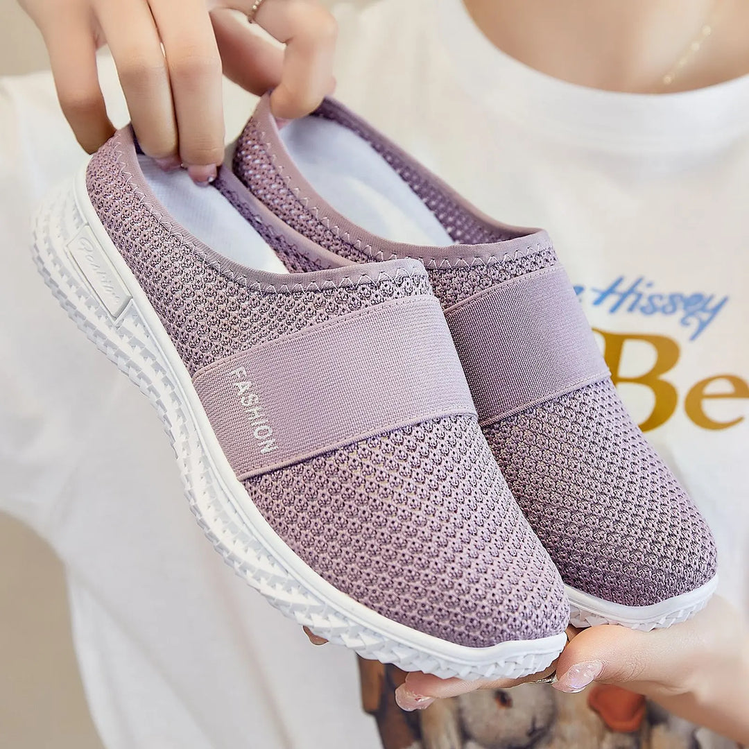 A pair of women&